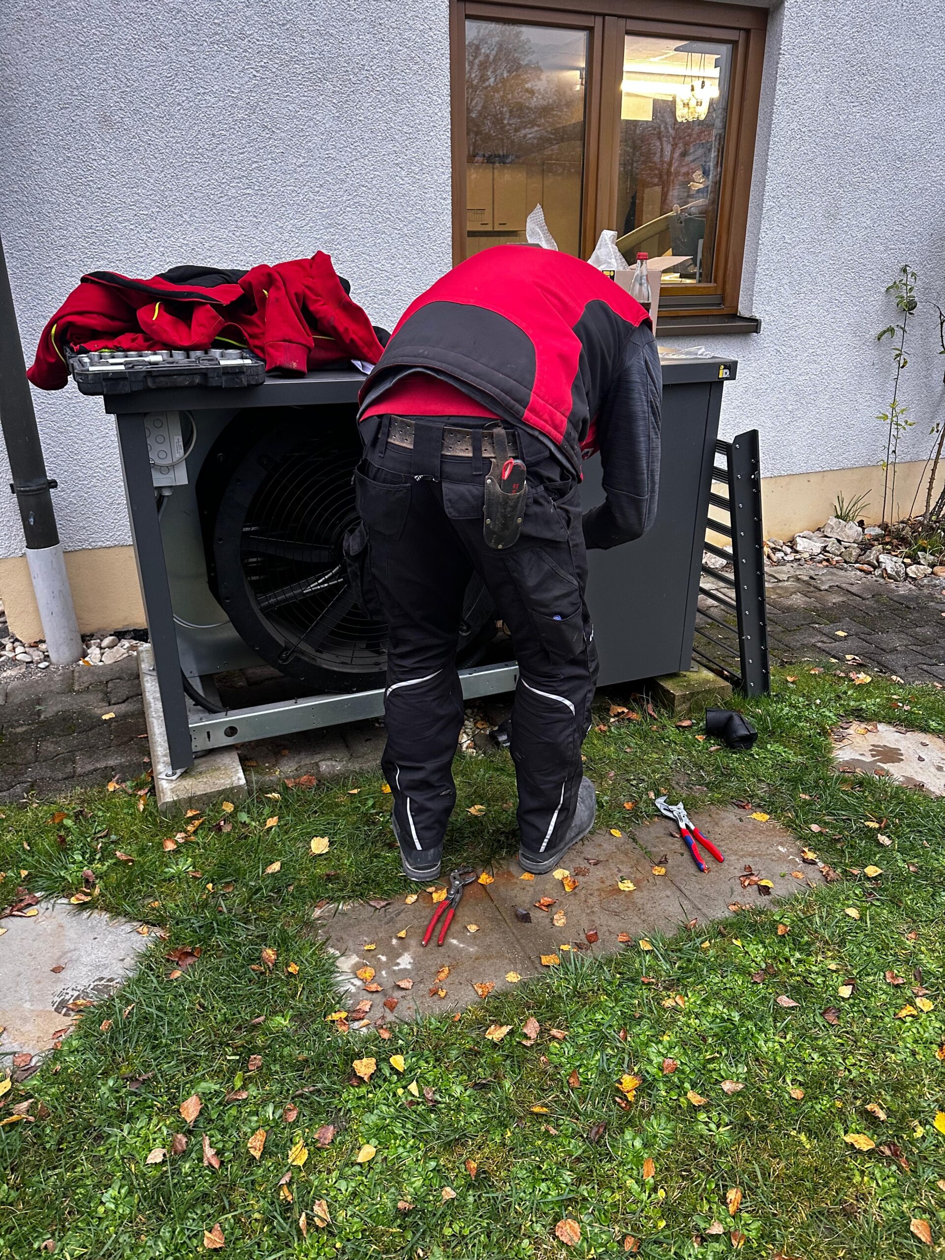 Montaža dizalice topline u dvorištu